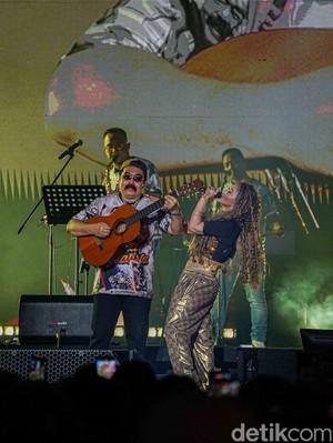 Inul Daratista Hebohkan Pestapora 2026, Mas Adam Jadi Gitaris Dadakan