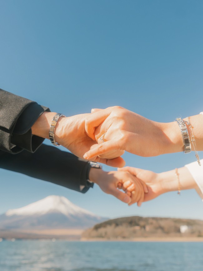 “Berawal dari pertemuan sebagai kakak-adik kelas di Jepang 9 tahun yang lalu, dan sekarang, di negara yang sama dan disaksikan oleh Gunung Fuji, awal mula dari selamanya. She said yes,” tulisnya sebagai keterangan foto. (Foto: Instagram/@jeromepoline)
