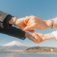 “Berawal dari pertemuan sebagai kakak-adik kelas di Jepang 9 tahun yang lalu, dan sekarang, di negara yang sama dan disaksikan oleh Gunung Fuji, awal mula dari selamanya. She said yes,” tulisnya sebagai keterangan foto. (Foto: Instagram/@jeromepoline)