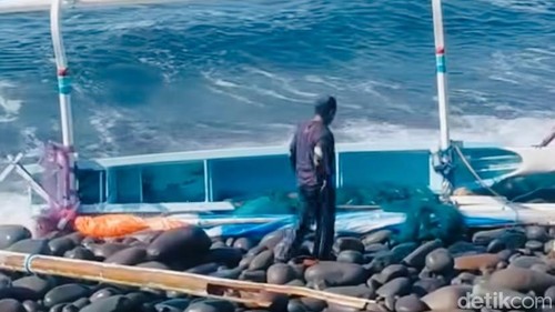 Jukung nelayan rusak setelah diterjang ombak di Pantai Pejongan, Desa Seraya, Karangasem, Minggu (27/9/2026).