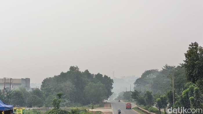 Kabut asap menyelimuti wilayah Batam, Kepulauan Riau, Minggu (27/9/2026) pagi.