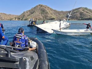 Pagi Mencekam Kapal Pinisi Bawa 13 Wisatawan Tenggelam di Labuan Bajo