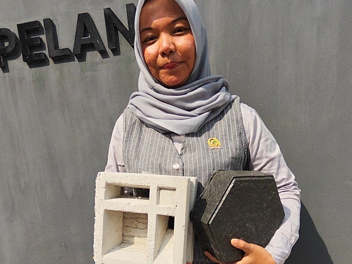 Ketua KDMP Cipelang Rita Puspita Sari