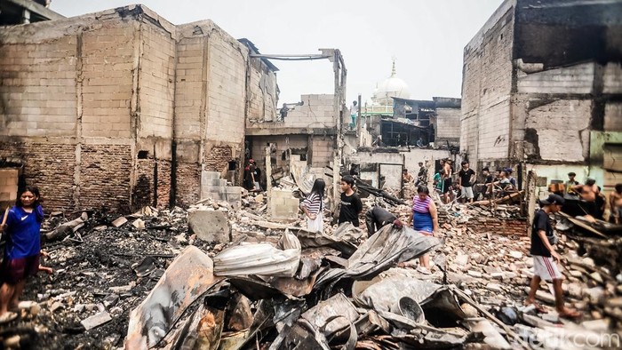 Warga Kampung Muka, Pademangan, Jakarta Utara Minggu (27/09/2026) pagi dihebohkan dengan api kebakaran yang sudah menjalar ke beberapa rumah warga. Api kebakaran dimulai pada pukul 08.35 WIB. Tak butuh waktu lama, api berhasil dipadamkan pada pukul 10.41 WIB.