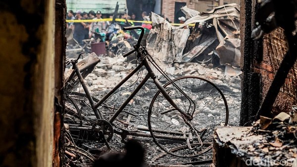 Kebakaran Lahap 20 Rumah di Kampung Muka
