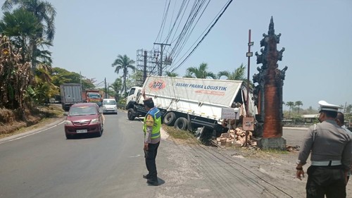 Kecelakaan truk bermuatan berat di Jalan Denpasar-Gilimanuk tepatnya di Banjar Dinas Soka, Desa Antap, Kecamatan Selemadeg, Tabanan, Bali, Minggu (27/9/2026). (Foto: Dok. Istimewa)