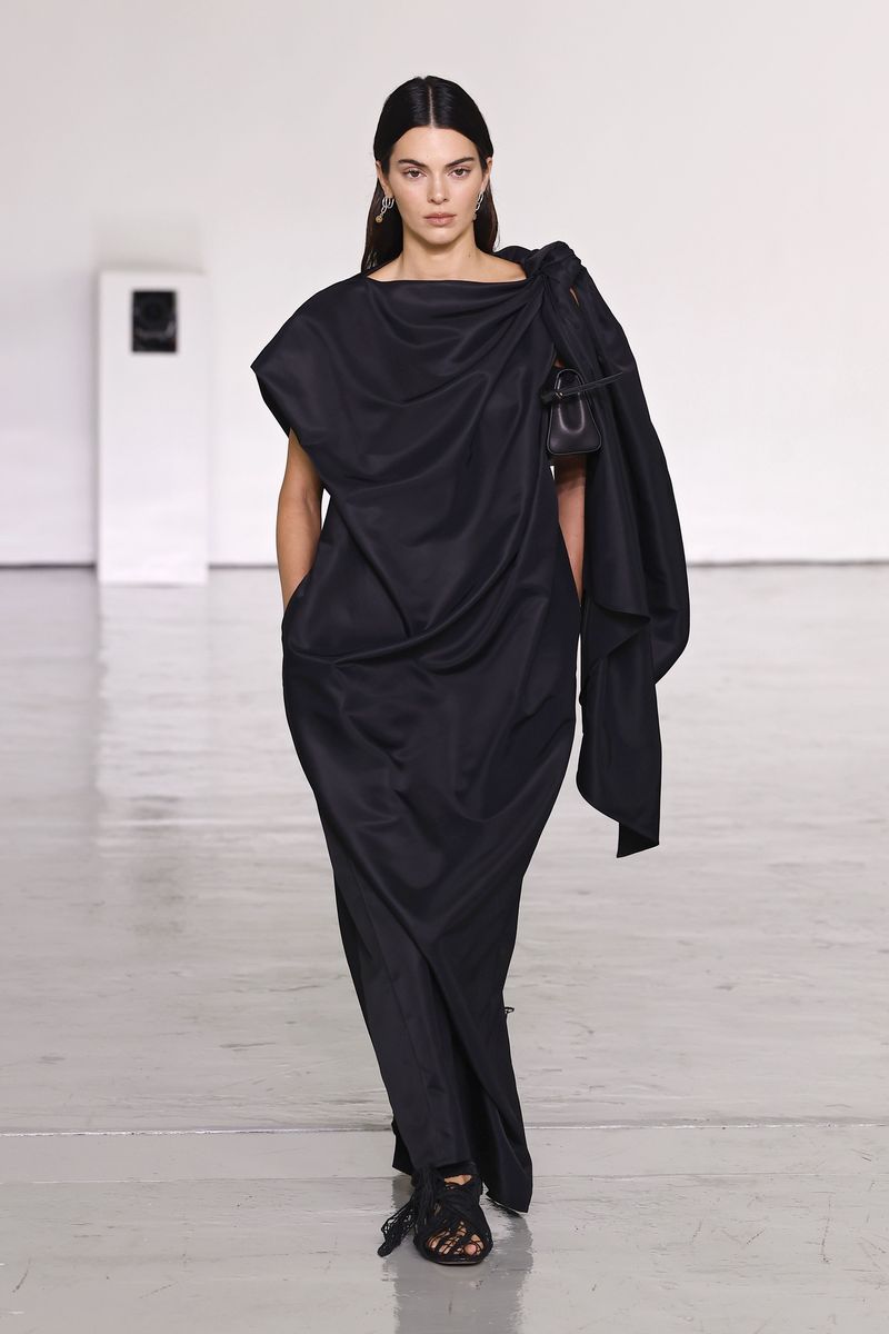 MILAN, ITALY - SEPTEMBER 26: Kendall Jenner walks the runway at the Bottega Veneta fashion show during the Milan Fashion Week - Womenswear Spring/Summer 2027 on September 26, 2026 in Milan, Italy. (Photo by Estrop/Getty Images)