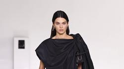 Kendall Jenner Tutup Show Bottega Veneta, Jacob Elordi Nonton di Front Row