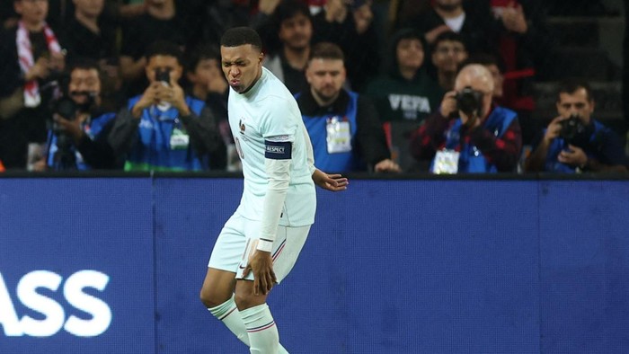 Soccer Football - Nations League - Group A - Turkey v France - Kocaeli Stadium, Kocaeli, Turkey - September 25, 2026 Frances Kylian Mbappe reacts after sustaining an injury as he celebrates scoring their first goal REUTERS/Umit Bektas