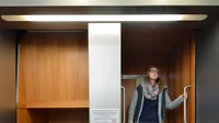Lift tanpa pintu atau lift paternoster ini pertama kali diciptakan oleh arsitek asal Liverpool Pieter Ellis. Biasanya, ada dua lift dalam satu tempat, yang satu untuk naik dan satunya lagi untuk turun. Foto: via BBC