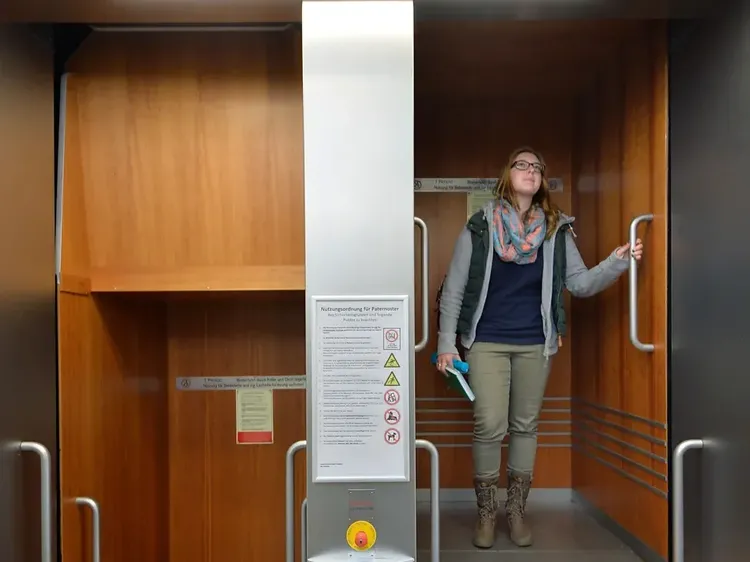 Begini Wujud Lift Paternoster yang Nggak Ada Pintunya