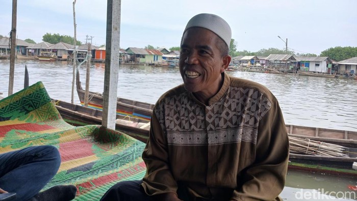 Irwansyah (baju coklat) warga Kampung Nelayan Seberang, Medan Belawan, Kota Medan, Sabtu (26/9/2026)