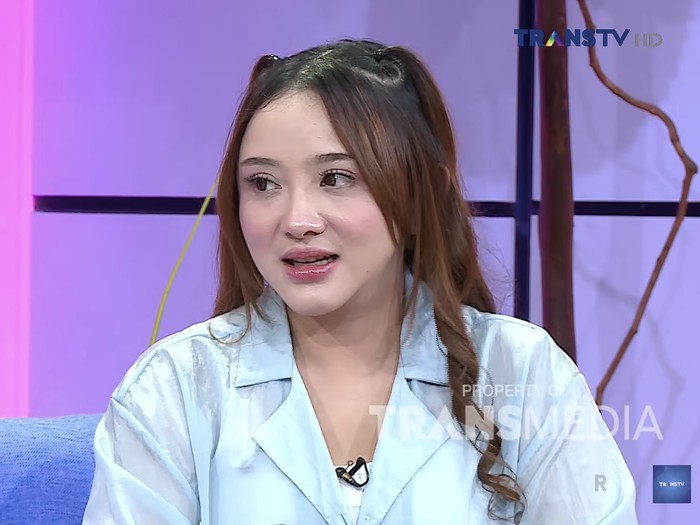 Meisita Lomania di No Secret.
