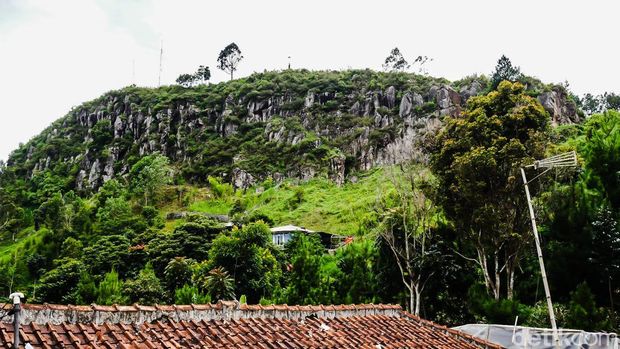 Melihat bukti aktifnya Sesar Lembang dari Gunung Batu. Melihat bukti aktifnya Sesar Lembang dari Gunung Batu.