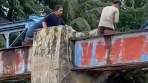Video Menegangkan Evakuasi Remaja Terjebak Arus Sungai di Padang