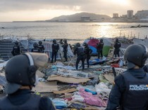 Polisi Spanyol Bongkar Kamp Migran di Pantai Benitez Ceuta