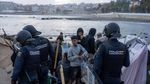 Polisi Spanyol Bongkar Kamp Migran di Pantai Benitez Ceuta