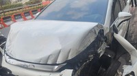 Mobil Listrik Ringsek Usai Tabrak Lampu Jalan hingga Trotoar di Jl Gatsu Jaksel