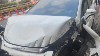 Mobil Listrik Ringsek Usai Tabrak Lampu Jalan hingga Trotoar di Jl Gatsu Jaksel