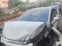 Mobil Listrik Ringsek Usai Tabrak Lampu Jalan hingga Trotoar di Jl Gatsu Jaksel