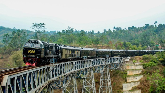 Muhammad Irham Subhan Rahmayadi, pegiat fotografi kereta api.