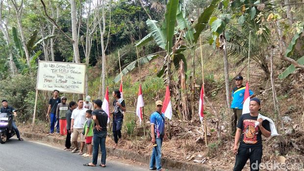 Pasang bendera Magelang Warga Desa Sambeng, Kecamatan Borobudur, Kabupaten Magelang, memasang bendera Merah Putih setengah tiang sebagai bentuk penolakan tambang pasir, Minggu (27/9/2026).