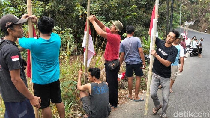 Warga Desa Sambeng, Kecamatan Borobudur, Kabupaten Magelang, memasang bendera Merah Putih setengah tiang sebagai bentuk penolakan tambang pasir, Minggu (27/9/2026).