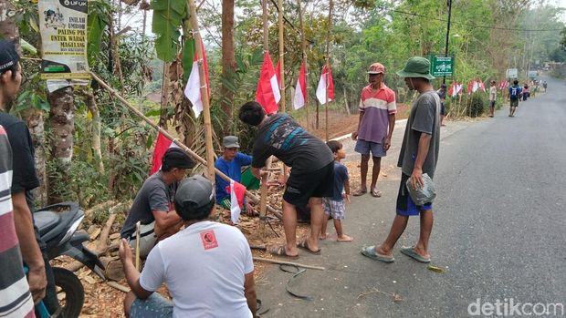 Pasang bendera Magelang Warga Desa Sambeng, Kecamatan Borobudur, Kabupaten Magelang, memasang bendera Merah Putih setengah tiang sebagai bentuk penolakan tambang pasir, Minggu (27/9/2026).
