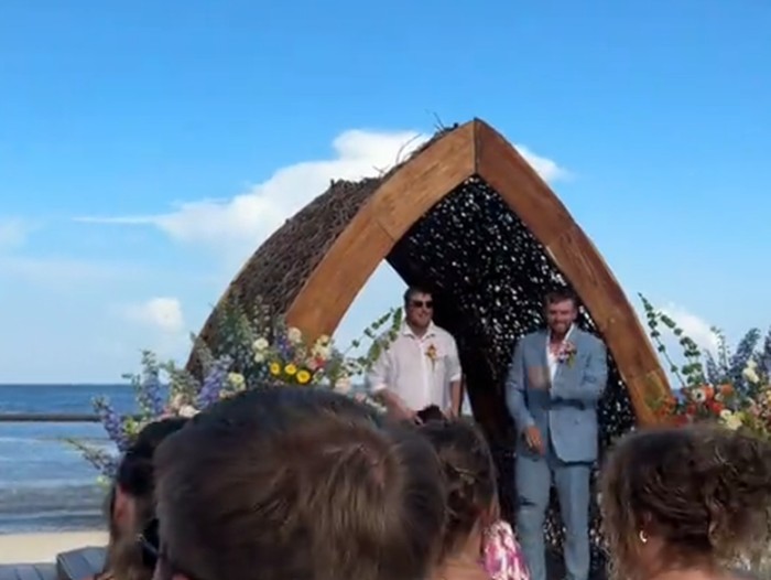 Pasangan ini tak menyangka acara nikah intimnya di resort berlokasi dekat kolam. Pengunjung hotel pun ikut menonton.