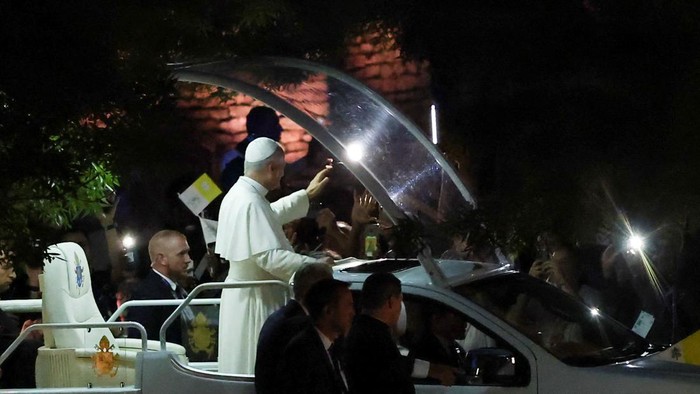Pope Leo arrives to lead a prayer at the Grotto of the Apparitions, also called Grotto of Massabielle, in the Sanctuary of Our Lady of Lourdes in Lourdes as part of his four-day apostolic journey to France, September 26, 2026. REUTERS/Stephane Mahe