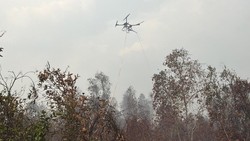 Tim Slog Polri Bantu Padamkan Karhutla di OKI dengan Drone dan Cairan X-Fire