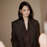 Gaya Yoona Manglingi di Milan, Potong Rambut Sebahu Demi Drakor Terbaru