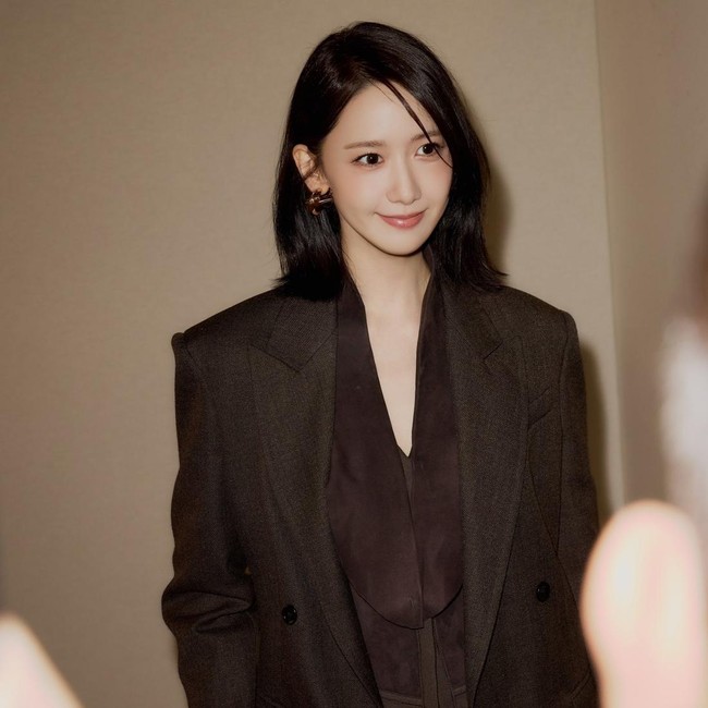 Gaya Yoona Manglingi di Milan, Potong Rambut Sebahu Demi Drakor Terbaru