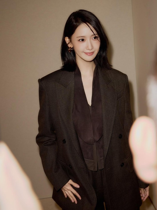 Gaya Yoona Manglingi di Milan, Potong Rambut Sebahu Demi Drakor Terbaru