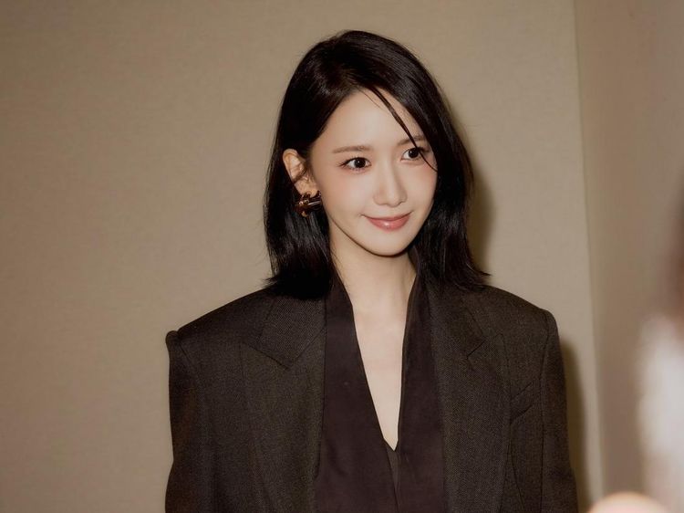 Gaya Yoona Manglingi di Milan, Potong Rambut Sebahu Demi Drakor Terbaru