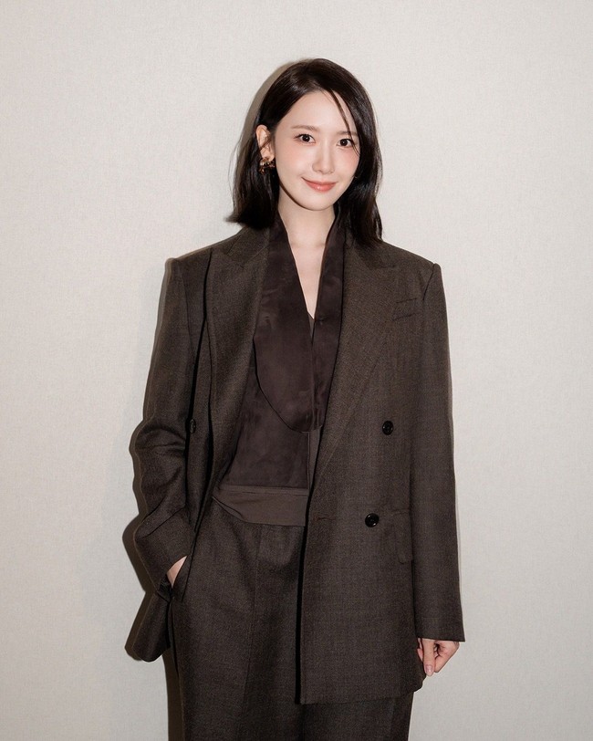 Ia resmi memulai debutnya sebagai perwakilan rumah mode Max Mara di Milan Fashion Week 2026. Tampil berbalut jaket v-neck dilapisi setelan jas coklat senada. Foto: dok. X