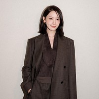 Ia resmi memulai debutnya sebagai perwakilan rumah mode Max Mara di Milan Fashion Week 2026. Tampil berbalut jaket v-neck dilapisi setelan jas coklat senada. Foto: dok. X