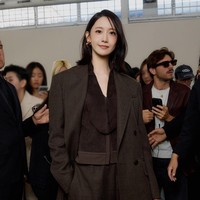 Yoona SNSD membuat netizen pangling dengan penampilan terbarunya saat menghadiri peragaan busana Max Mara Spring/Summer 2027 di Milan. Foto: dok. X
