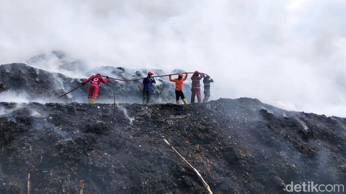 Penanganan kebakaran TPA Cikundul, Sukabumi