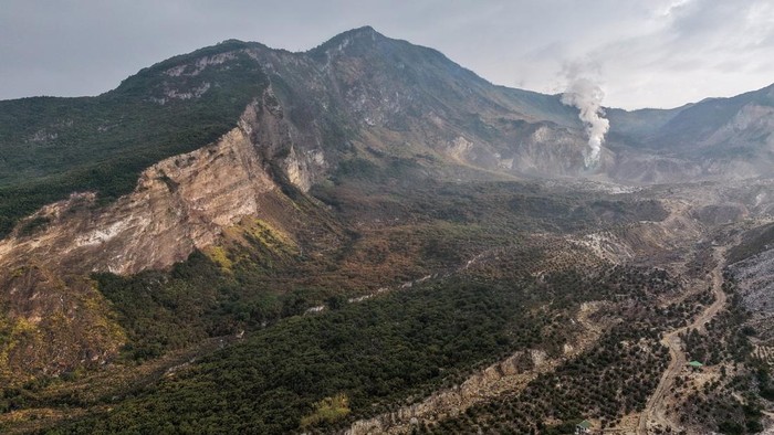 Kondisi area parkir yang lengang di Taman Wisata Alam Gunung Papandayan di Cisurupan, Kabupaten Garut, Jawa Barat, Minggu (27/9/2026). Pengelola Taman Wisata Alam Gunung Papandayan menutup sementara aktivitas pendakian Gunung Papandayan akibat adanya fenomena api biru yang saat ini sedang di analisis oleh Badan Geologi Kementerian Energi dan Sumber Daya Mineral (ESDM). ANTARA FOTO/Raisan Al Farisi/sgd