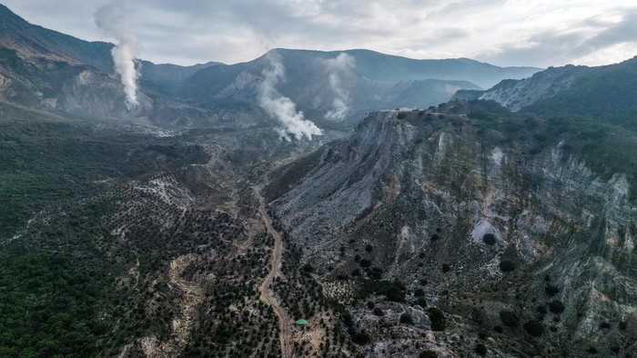 Kondisi area parkir yang lengang di Taman Wisata Alam Gunung Papandayan di Cisurupan, Kabupaten Garut, Jawa Barat, Minggu (27/9/2026). Pengelola Taman Wisata Alam Gunung Papandayan menutup sementara aktivitas pendakian Gunung Papandayan akibat adanya