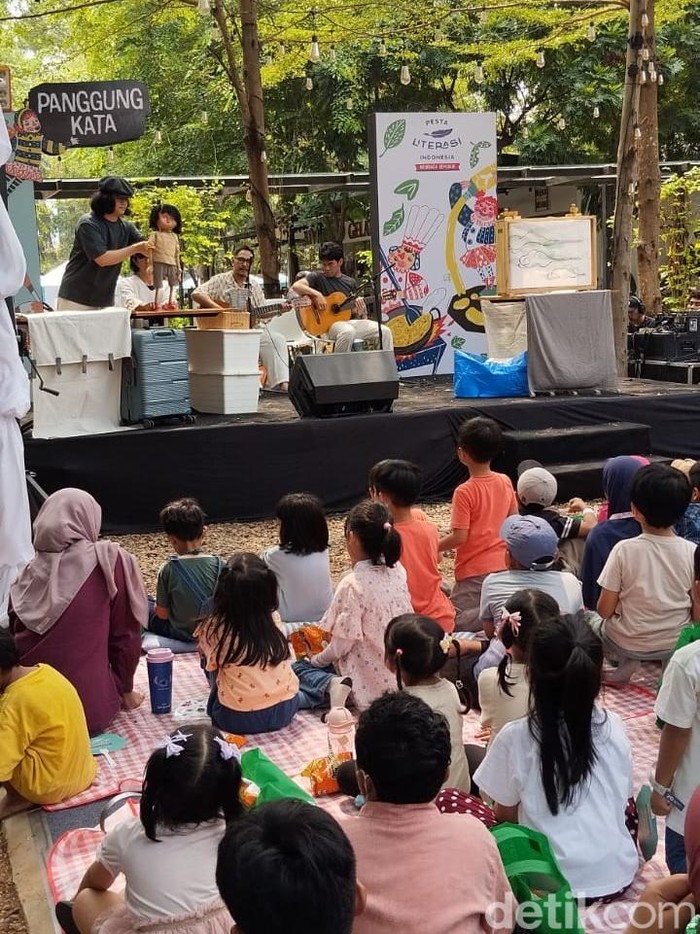 Pentas Teater Boneka UlangAlik jadi salah satu line up Pesta Literasi Indonesia yang berlangsung di Urban Forest Cipete pada Sabtu (27/9/2026).