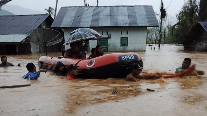 Petugas BPBD Tapteng menolong warga saat banjir, Sabtu (26/9/2026) (Dok. BPBD Tapteng)