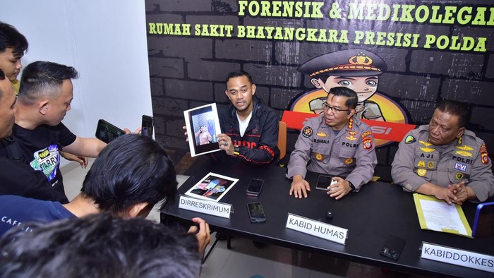 Polda Gorontalo saat konferensi pers terkait penemuan mayat wanita sisa kerangka di Boalemo.