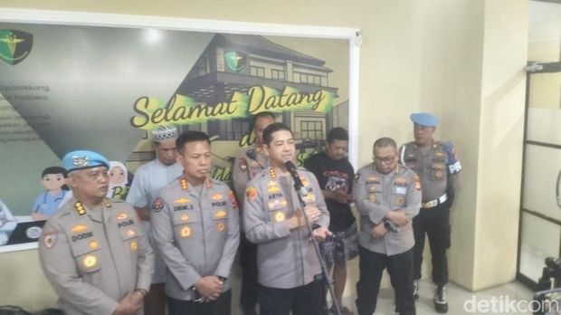 Polda Sulsel dan Polrestabes Makassar konferensi pers terkait remaja tewas diduga tertembak saat tawuran. Polda Sulsel dan Polrestabes Makassar konferensi pers terkait remaja tewas diduga tertembak saat tawuran.
