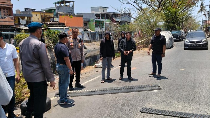 Polisi di Makassar melakukan olah TKP tawuran berujung remaja tewas diduga tertembak.