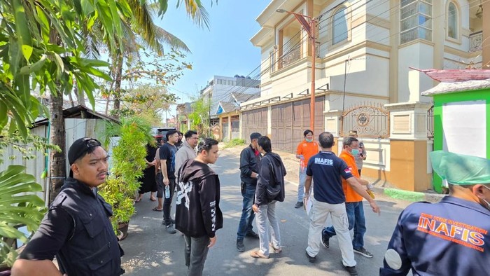 Polisi melakukan penyelidikan di TKP tawuran hingga remaja tewas diduga tertembak di Makassar.
