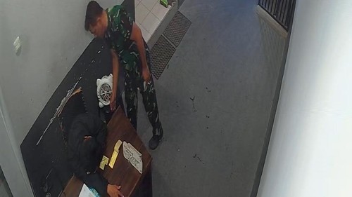 Pria berseragam TNI diduga mencuri HP di SPBU Barru.