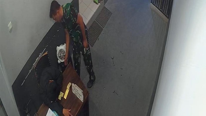 Pria berseragam TNI diduga mencuri HP di SPBU Barru.