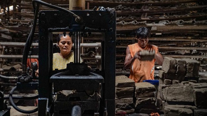 Pekerja mencetak tanah liat menjadi genteng di sentra pabrik genteng Sokka, Pejagoan, Kebumen, Jawa Tengah, Minggu (27/9/2026). Menurut sejumlah produsen setempat, produksi genteng yang dijual seharga Rp2.800-3.500 per keping itu mengalami peningkata